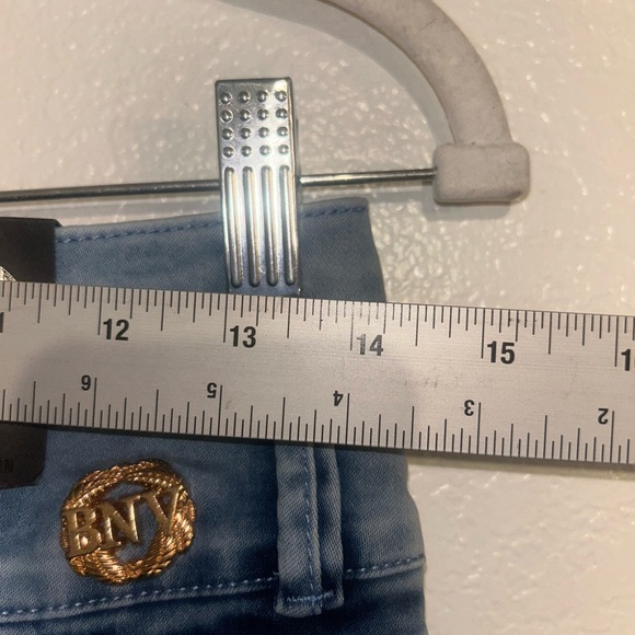 NWT Benava Jean Shorts Juniors 7 Blue Whiskers Mid Rise 3 Button (631) - Picture 3 of 4